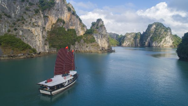 Croisière en baie de Bai Tu Long à bord de la jonque l'Amour