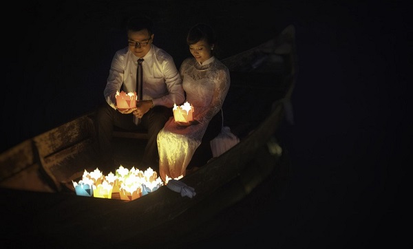 Lâcher ensemble la lanterne flottante à Hoi An