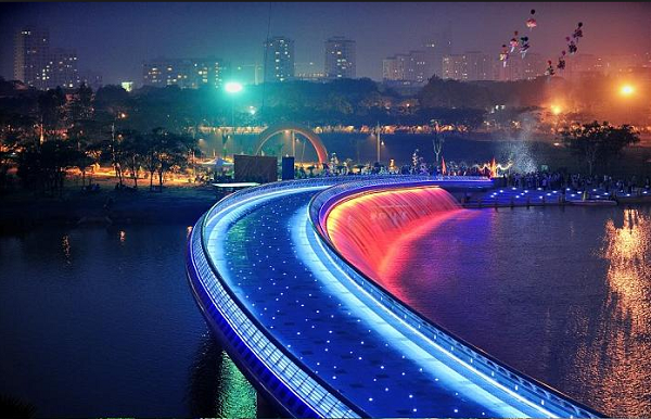 Le pont d’Anh Sao dans la nuit