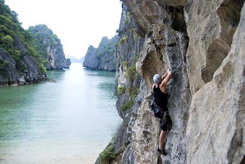 faire l'escalade dans les iles calcaires à la baie d'halong