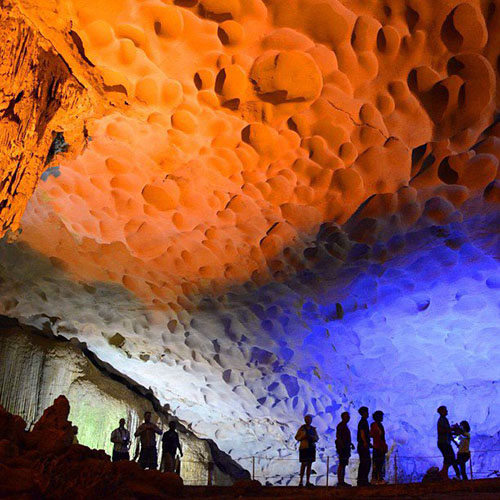 découvrir les grottes magnifiques dans la baie d'halong