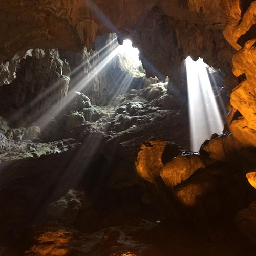 les raysons de soleil percent la grotte baie d'halong