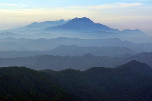 les visiteurs voient clairement la chaine des montagnes de Tam Dao