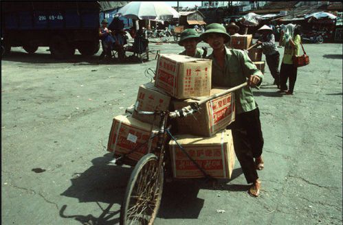 transportent des marchandises de la Chine à vélo - baie d'halong