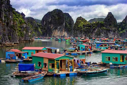 le village flottant de vung vieng dans la baie d'halong au vietnam