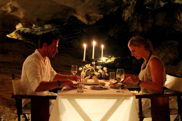 Diner aux chandelles dans une grotte à la baie d'Halong : superbe!