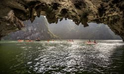 Découvrez La grotte de Claire et Sombre - Mystérieuse beauté sur la baie de Lan Ha