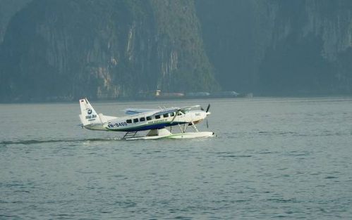 La directrice des opérations (COO) de Facebook visite la baie d'Ha Long en hydravion à Hanoi