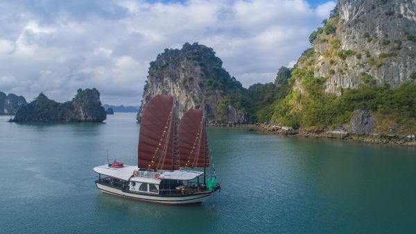 Croisière en baie de Bai Tu Long à bord de la jonque l'Amour