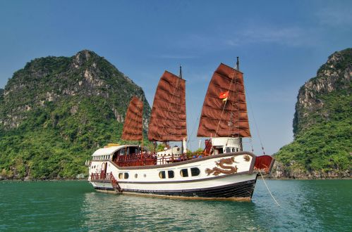 Croisière en baie de Bai Tu Long à bord de la jonque Red Dragon