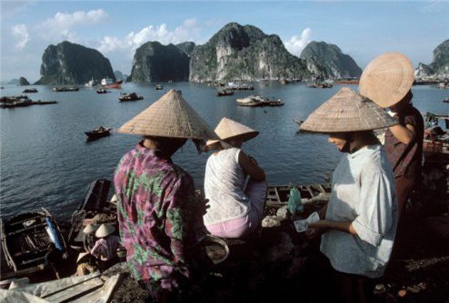 Achat et vente de fruits de mer dans le village de pêche Cua Van - baie d'Halong