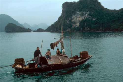 Bateau de pêche sur la baie d'Halong - baie d'Halong