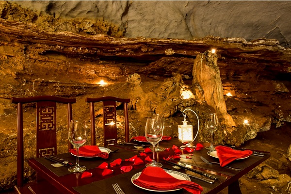 Diner dans la grotte a la baie d'Halong lafairy sails