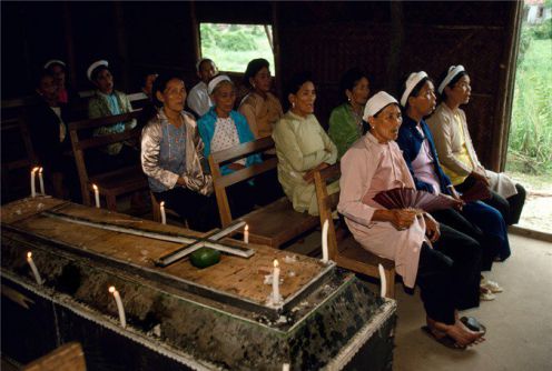 Inhumation dans l’église de Tra Co - baie d'halong