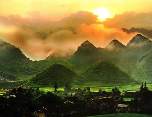Les montagnes jumelles de Quang Ba deviennent rocambolesques au créupuscule