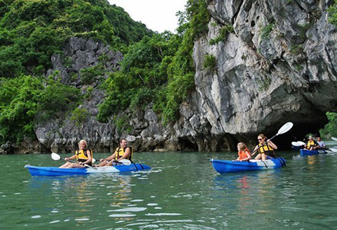 Les touristes retrouve la joie en découvrant la baie en kayak.