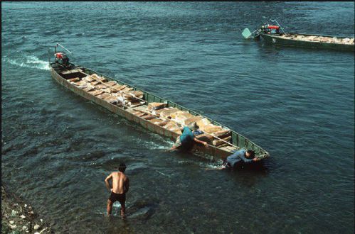Transports transfrontaliers des marchandises sur la rivière de Ka Long - baie d'halong