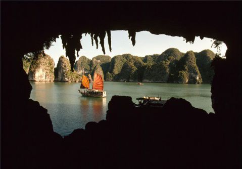 Vue de l'intérieur du Hang Trong de la baie d’Halong - baie d'Halong