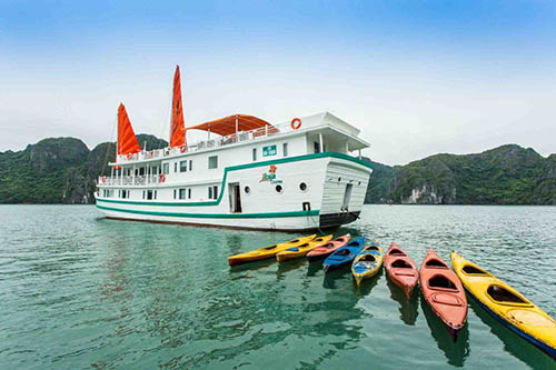 kayak et bateau dans la baie d'Halong