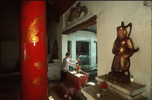 Dans la pagode Van Linh Khanh à Tra Co - baie d'halong