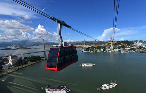 Prendre le téléphérique à la baie d'Halong